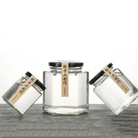 Vente en gros de pots en verre hexagonaux pour miel/confiture de 100 ml et 500 ml, emballage hexagonal, pot à miel avec couvercles en métal noir et or