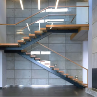Escalier droit moderne haut de gamme avec marches en bois massif et poutres en acier pour projets résidentiels