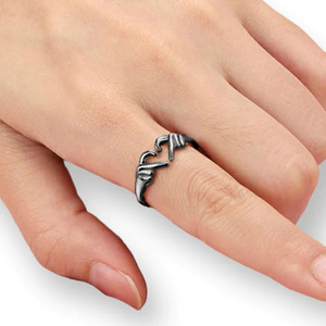Anello con incisione a forma di cuore, gioiello minimalista e dolce per l'uso quotidiano. - Product Image 3