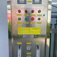 Machine de traitement d'eau par osmose inverse RO personnalisée 1000 LPH avec réservoir sous pression, contrôle PLC et robinet pour la purification des eaux souterraines
