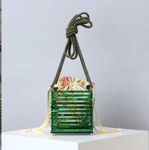 Bolso Tote con Cuentas, Asa de Bambú, Estilo Bohemio Casual de Playa para Mujer, Patrón de Letras, Cierre Magnético, Correa de Cadena, Forro de PU - Product Image 1