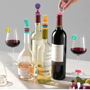 <span class=keywords><strong>Bouchon</strong></span> de conservation du <span class=keywords><strong>vin</strong></span> <span class=keywords><strong>en</strong></span> silicone Événement de dégustation de <span class=keywords><strong>vin</strong></span> <span class=keywords><strong>Bouchon</strong></span> de bouteille Identificateur de <span class=keywords><strong>verre</strong></span> à <span class=keywords><strong>vin</strong></span> <span class=keywords><strong>en</strong></span> silicone Résistant aux odeurs - Product Image 1
