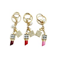 Porte-clés en métal pour femmes, pendentif bouteille de parfum et rouge à lèvres, breloque de sac en perles, logo personnalisé, vente en gros promotionnelle