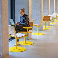 Ensemble table et chaises rotatives d'extérieur avec structure métallique pour patios, salons de thé, cafés ; mobilier de restaurant commercial