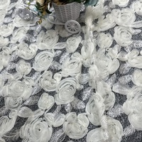 Bas prix 3D fleur dentelle tissu broderie cordon dentelle tissu Polyester tissu pour vêtements