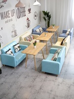Ensemble de mobilier de café couleur macaron nordique : canapé deux places avec table en bois et chaises assorties pour salon de thé