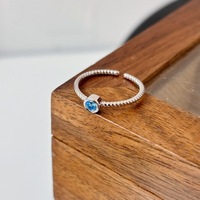 Bague fine ajustable en argent sterling 925 avec zircon bleu et motif corde torsadée