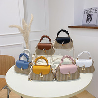 Sac bandoulière tressé en paille pour femme avec poignée rembourrée en cuir PU, sac à main de plage tendance pour l'été, idéal pour le quotidien et les soirées, sac à bandoulière de créateur