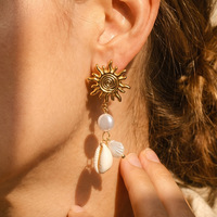 Boucles d'oreilles pendantes en acier inoxydable plaqué or avec perles tournesol, étoiles de mer et coquillages – Bijoux fantaisie chic à la française pour femme