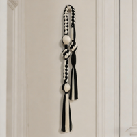Tapisserie murale en macramé artisanale noire et blanche avec nœuds et pompons, décoration artistique pour la maison, idéale pour la salle à manger