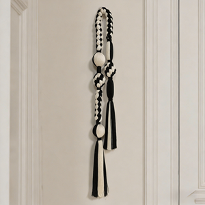 Tapisserie murale en macramé artisanale noire et blanche avec nœuds et pompons, décoration artistique pour la maison, idéale pour la salle à manger - Product Image 2