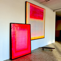 Peinture abstraite de champ de couleurs spectrale : rouge, magenta, jaune, bleu pâle, rose, gouttes, couches translucides, peintes à la main