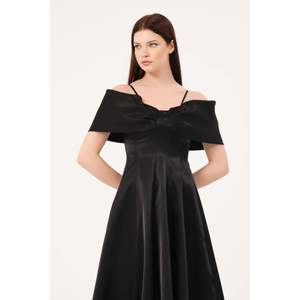 Vestido de noche Lila con hombros descubiertos, cintura imperio y corte en A, de satén. - Product Image 5