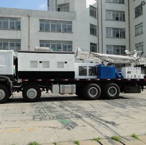 Camion de forage de puits profonds de 300 m, moteur SC300 de 91 kW, puissance de 20 tonnes, entraînement hydraulique complet, rotation par entraînement supérieur - Product Image 1