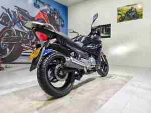 Le Suzuki GW250 est un vélo de rue bicylindre classique d'entrée de gamme connu pour sa fiabilité et sa distribution de puissance en douceur - Product Image 5