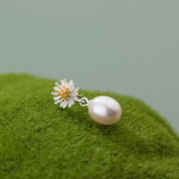 925 Sterling Silber Kleine Gänseblümchen-Form Natürliche Süßwasserperlen-Anhänger Hängende Ohrringe Damen Mode Schmuck Ohrhänger
