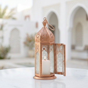 Lanterne à bougie en métal marocain or rose avec verre floral pour la décoration de table à la maison - Product Image 1