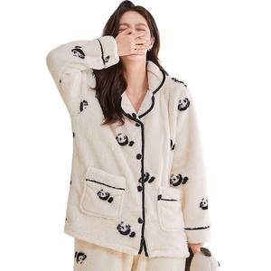 طقم بيجامة Hygieia شتوي من صوف الكورال بتصميم مخصص، أكمام طويلة من الفلانيل السميك الدافئ والمريح بنمط كرتوني للنساء - Product Image 1