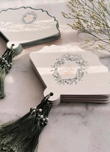 Menú de Boda con Borde Festoneado, Corona Floral Verde, Monograma, Borla de Perlas, Papelería para Mesa de Boda - Product Image 5