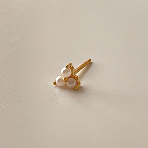 ROXI Pendientes de Plata de Ley 925 con Baño de Oro de 18K, Diseño de Hilo y Triple Perla, Estilo Elegante - Product Image 2