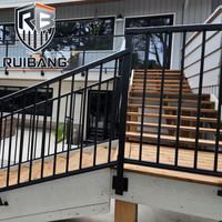 Clôture de balcon en acier tubulaire noir de style moderne pour villa extérieure personnalisée