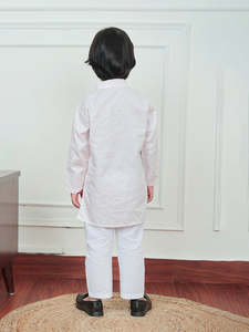 ชุดคุรตะผ้าฝ้ายสีชมพูสำหรับเด็กผู้ชาย ชุดพื้นเมืองแบบดั้งเดิมสำหรับเด็ก ชุดสำหรับงานเทศกาล งานแต่งงาน งานปาร์ตี้ ชุดคุรตะคลาสสิกที่ใส่สบาย - Product Image 2