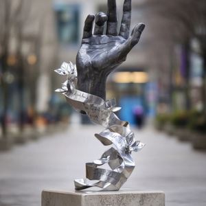 Personalisiertes Buddha-Hand-Skulptur-Geschenkband aus Edelstahl mit individueller Botschaft – Figurative Kunstskulptur - Product Image 6