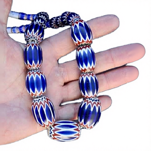 Perles en verre soufflé Chevron personnalisées 14 mm bleu blanc rouge certifiées AIGS disponibles sur mesure tailles et motifs variés - Product Image 4