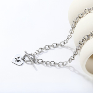 Collar con colgante de hebilla en forma de corazón con letra OT, cadena de aleación de zinc dorada, cadena para clavícula, para hombres y mujeres, uso diario, regalo. - Product Image 3