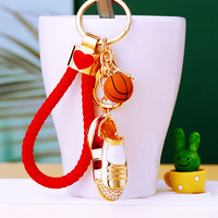 Porte-clés tendance en alliage de zinc avec cordon tressé, motif chaussure de basket-ball et cœur, pour sac, cadeau mignon pour couple