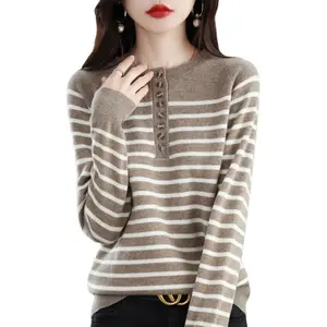 2024 वसंत नई आगमन फैशन लेडी क्रू गर्दन लंबी आस्तीन नि: शुल्क आकार धारी बटन सजावटी महिलाओं स्वेटर