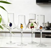 Schattig mini fruit in een glazen beker met hoge steel, uniek bolvormig glazen wijnglas voor café, bar, bruiloft, zakelijke souvenir.