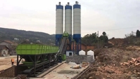 60m3/saat Elektrikli HZS60 Beton Santrali, Şanzımanlı Bantlı Konveyör Yükleme Seçeneği ile 3 Bölmeli 4 Bölmeli Agrega Dozajlama Ünitesi