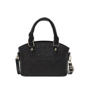 Sacs pour femmes à la mode: imprimés classiques et motifs bicolores se combinent pour créer un look tendance - Product Image 3