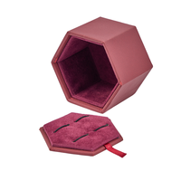 Boîte à bijoux hexagonale en velours avec rabat pour ranger boucles d'oreilles et colliers, avec tirette en ruban intégrée, impression de logo personnalisée