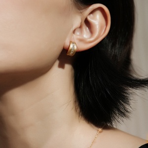 Orecchini a Cerchio Retrò Aimgal, Gioielli Raffinati in Argento 925 Placcato Oro 18K, Lavorazione Italiana Spazzolata, Regalo di Lusso per Matrimonio - Product Image 2