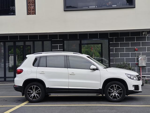 Auto Usata di Alta Qualità, Seconda Mano, Ben Tenuta, <span class=keywords><strong>Volkswagen</strong></span> <span class=keywords><strong>Tiguan</strong></span> <span class=keywords><strong>2015</strong></span> 1.8TSI Automatica 2WD SUV con Allestimento Lusso - Product Image 4