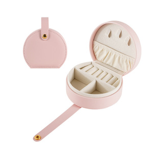 Estuche de Joyería de Viaje Mini Portátil de Cuero PU, Diseño de Doble Capa con Compartimentos, Organizador para Collares, Anillos y Pendientes, con Asa Cómoda - Product Image 1