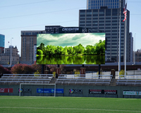 Pantalla LED Publicitaria para Campos de Fútbol al Aire Libre, Columna P4, IP65 Impermeable, HDR10+, Alto Brillo, Legible Bajo la Luz Solar, Video Digital