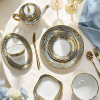 Plat de service en porcelaine blanche de style baroque vintage avec bord doré électroplaqué et motif floral en relief, idéal pour servir le poisson