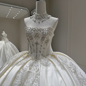 Vestido de Novia Jancember Blanco de Satén con Hombros Descubiertos, Apliques Bordados y Cola Capilla - Product Image 6
