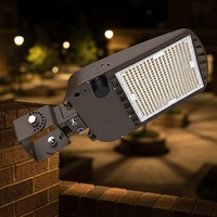 Éclairage LED pour parking et zones publiques 150W, CCT sélectionnable 3000K/4000K/5000K avec photocellule et connecteur Slip Fitter ETL pour éclairage de parking