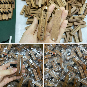 Clip <span class=keywords><strong>d</strong></span>'évent <span class=keywords><strong>de</strong></span> diffuseur <span class=keywords><strong>de</strong></span> parfum <span class=keywords><strong>de</strong></span> voiture en bois OEM LOGO personnalisé Clip <span class=keywords><strong>d</strong></span>'évent <span class=keywords><strong>de</strong></span> conditionneur <span class=keywords><strong>de</strong></span> <span class=keywords><strong>d</strong></span>écoration automobile <span class=keywords><strong>de</strong></span> luxe Diffuseur <span class=keywords><strong>de</strong></span> parfum <span class=keywords><strong>de</strong></span> voiture en bois - Product Image 5