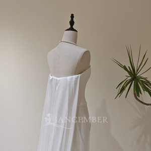 Robes de mariée sirène élégantes LY102 en satin brillant à col bateau et volants - Product Image 4