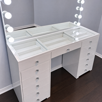 Coiffeuse avec plateau en verre transparent pour un rangement facile, table de maquillage avec poignées en cristal et miroir à ampoules