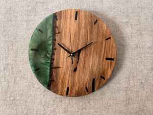 นาฬิกาแขวนผนังเรซิ่นและไม้ ดีไซน์เฉพาะตัว เพื่อตกแต่งบ้านด้วยสไตล์โมเดิร์นแบบเรียบง่าย พร้อมรายละเอียดศิลปะที่เรียบเนียน - Product Image 4