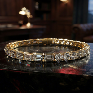Bracelet tennis en or jaune avec émeraudes et diamants taille brillant rond, bijoux de luxe pour femme pour mariage et anniversaire - Product Image 1
