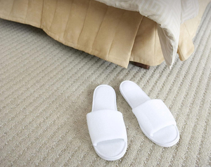 Chaussons jetables en polaire corail à logo personnalisé, à bout ouvert, blancs, pour chambres d'hôtel, colorés, taille moyenne, Chine - Product Image 3