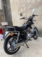 Moto de rue Haojue HJ125 125cc, moteur refroidi par air, robuste et durable, adaptée à toutes les conditions routières.