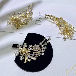 Broche géométrique française de luxe haut de gamme avec pierres précieuses éblouissantes et un tempérament super étincelant pour une tenue de soirée à fleurs sur la poitrine - Product Image 1